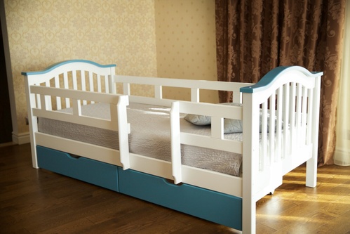 Ліжко дитяче "Максим" (білий / голубий) без шухляд, з захисною перетинкою та бильцями